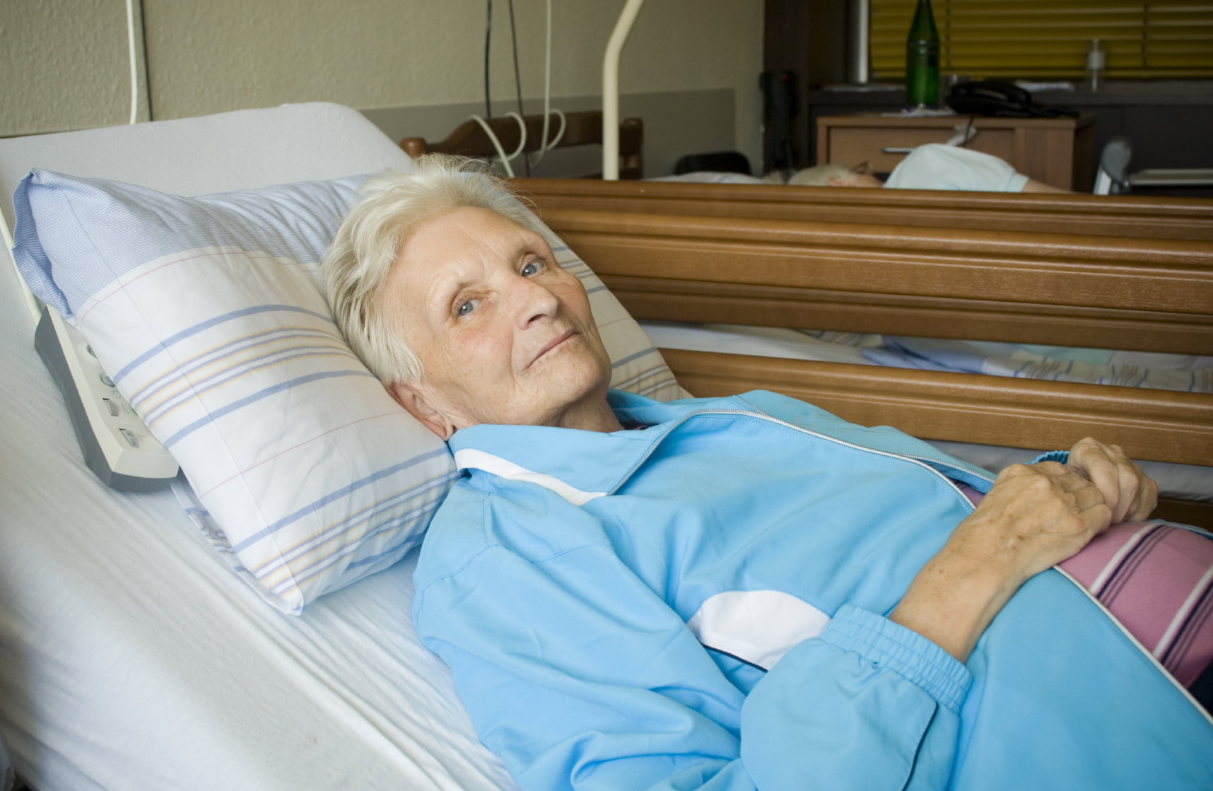 Больной дом. Лежачий больной. Пожилые люди постельный режим. Лежачий пациент. Пациент лежит.