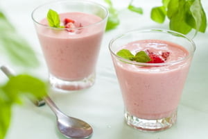 Польза йогурта для здоровья - Йогурт с ягодами в стаканчиках